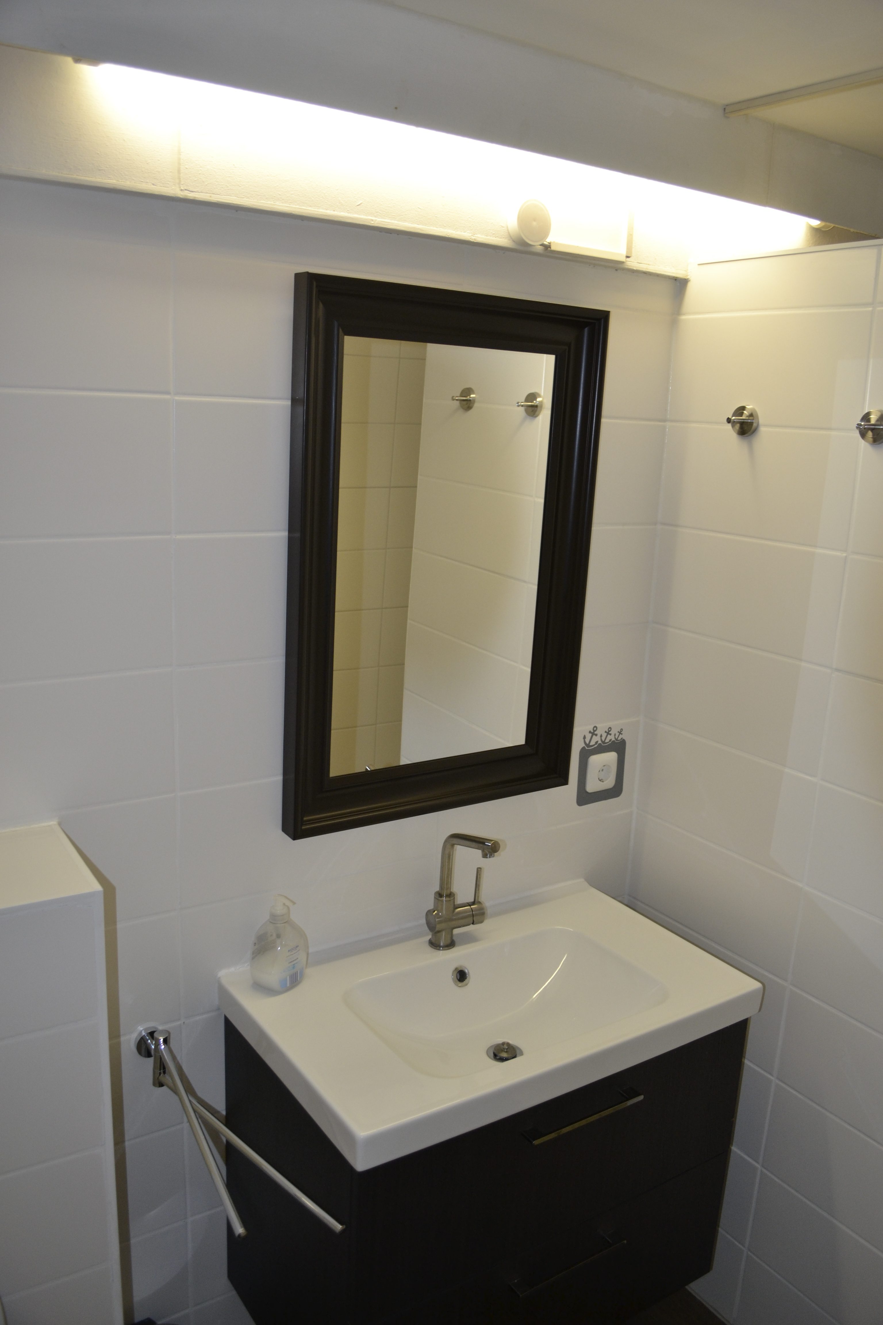 Badezimmer: Waschtisch mit Stauraum